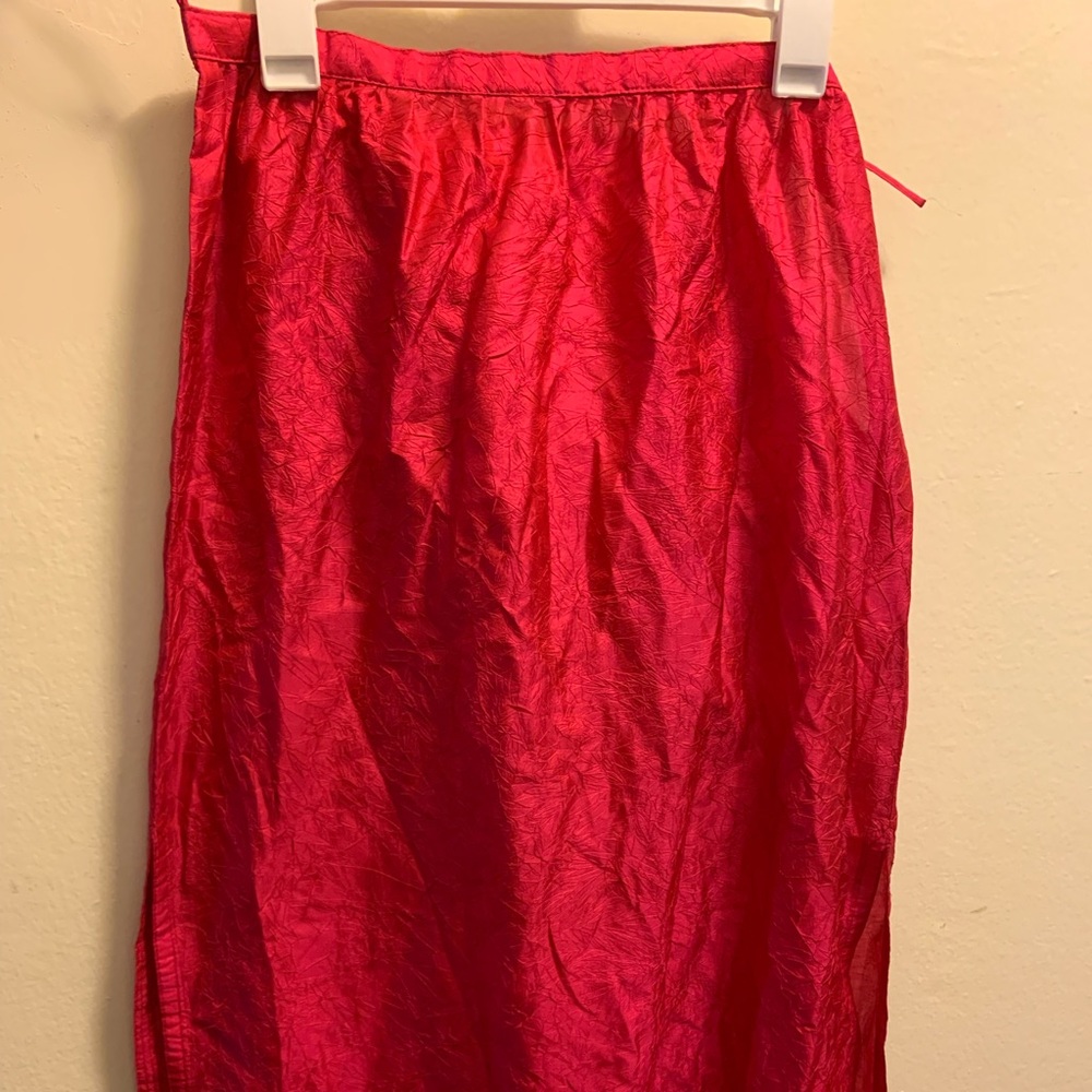 Crushed silk pink skirt with a waist tie.